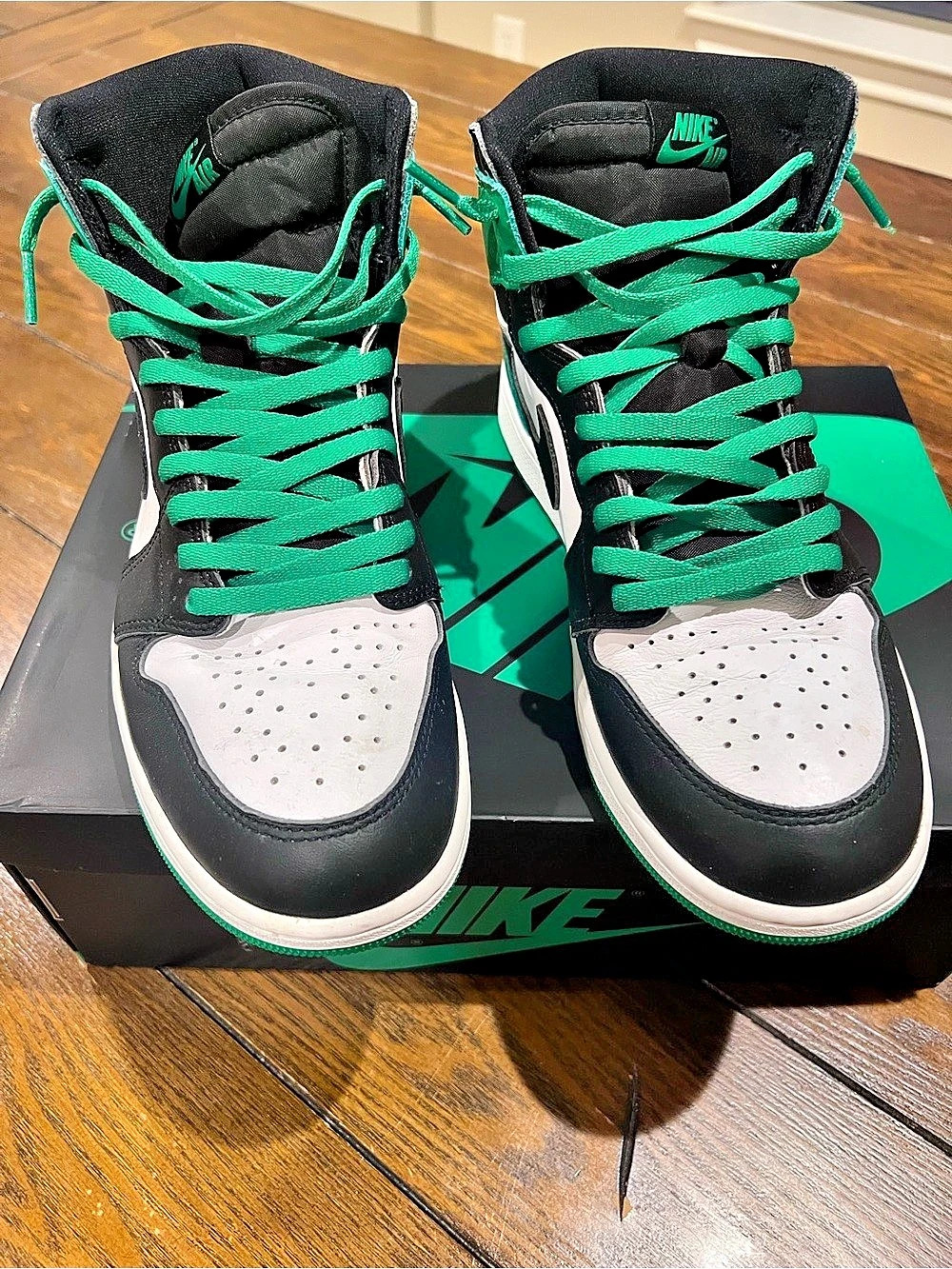 Nike Air Jordan 1 Retro High OG 'Lucky Green' Sneakers Green & Black US 11